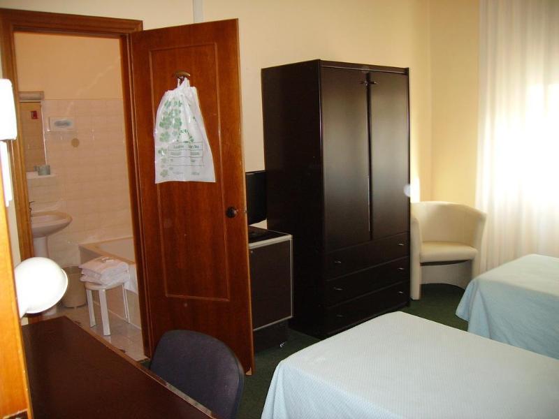 Giappone Inn Parking Hotel Ліворно Екстер'єр фото