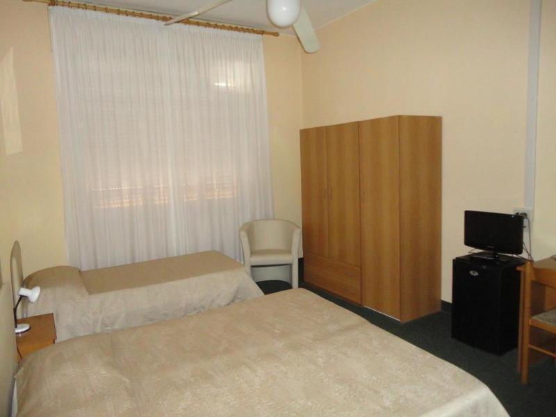 Giappone Inn Parking Hotel Ліворно Екстер'єр фото