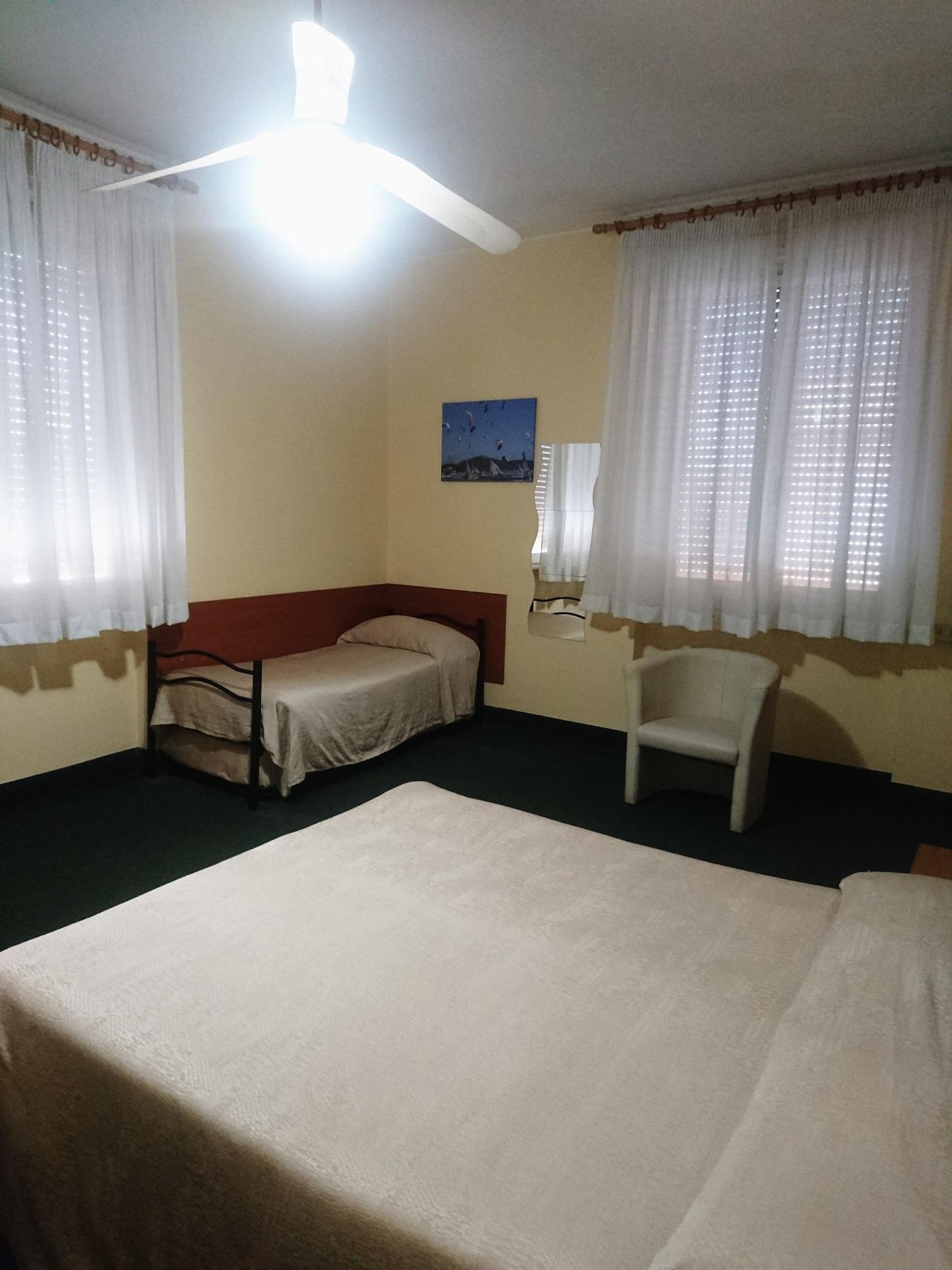 Giappone Inn Parking Hotel Ліворно Екстер'єр фото
