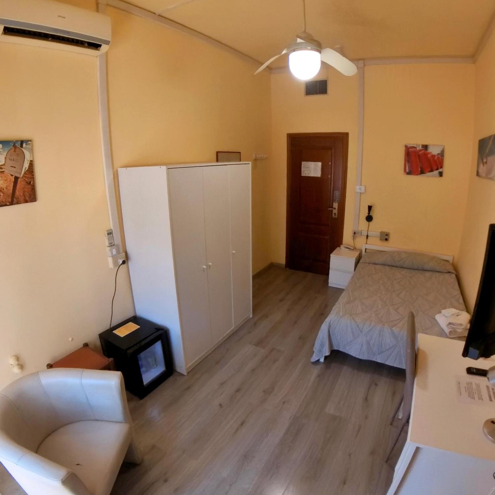 Giappone Inn Parking Hotel Ліворно Екстер'єр фото