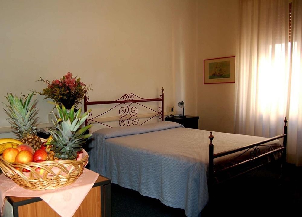 Giappone Inn Parking Hotel Ліворно Екстер'єр фото