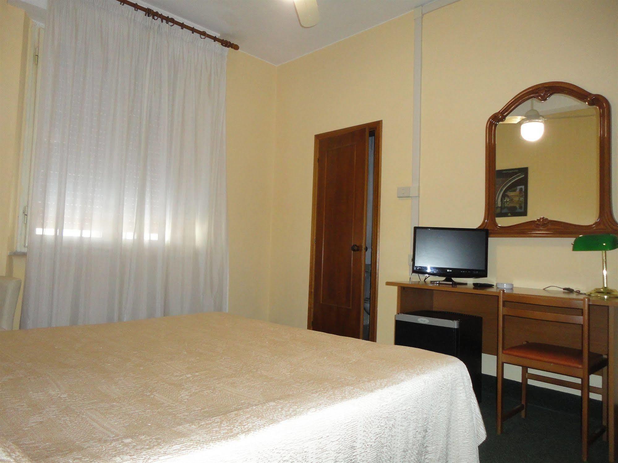 Giappone Inn Parking Hotel Ліворно Екстер'єр фото