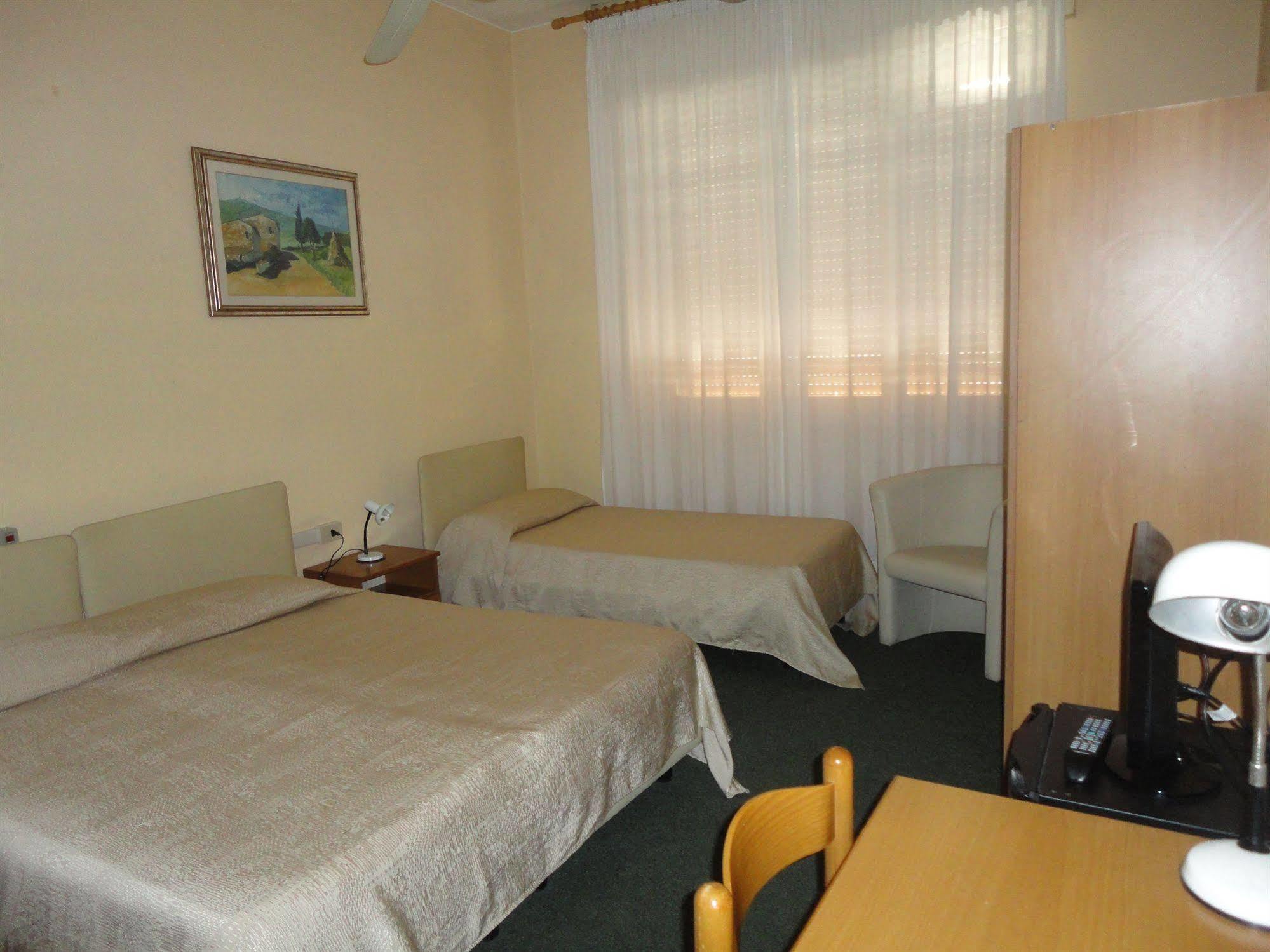 Giappone Inn Parking Hotel Ліворно Екстер'єр фото